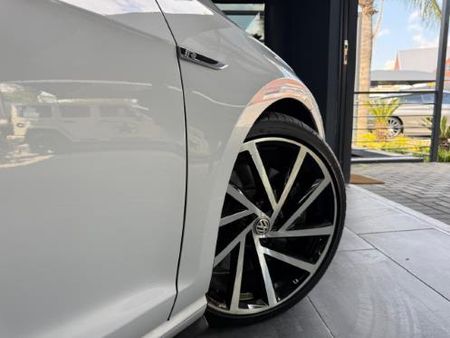 2018-Volkswagen-Golf-VII-20-TSI-R-Auto_5