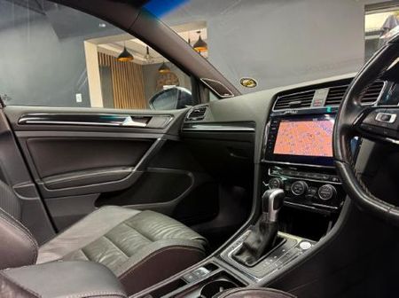 2018-Volkswagen-Golf-VII-20-TSI-R-Auto_8