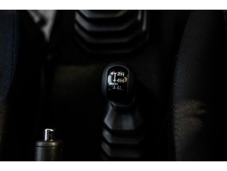 2026-Suzuki-Jimny-15-GLX_19