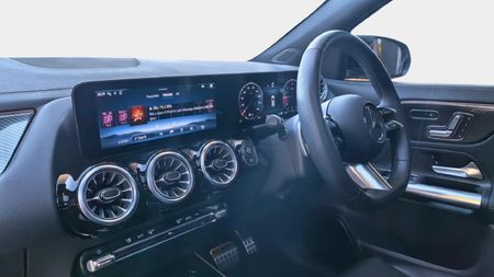 2025-Mercedes-Benz-GLA-200d-Progressive_10