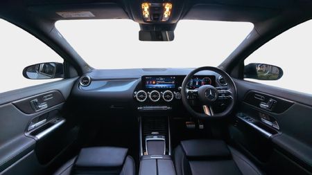 2025-Mercedes-Benz-GLA-200d-Progressive_11
