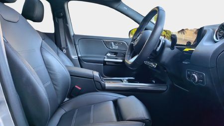 2025-Mercedes-Benz-GLA-200d-Progressive_13