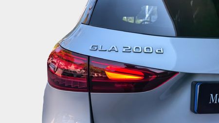 2025-Mercedes-Benz-GLA-200d-Progressive_18