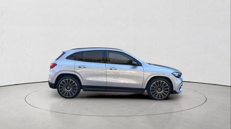 2025-Mercedes-Benz-GLA-200d-Progressive_2