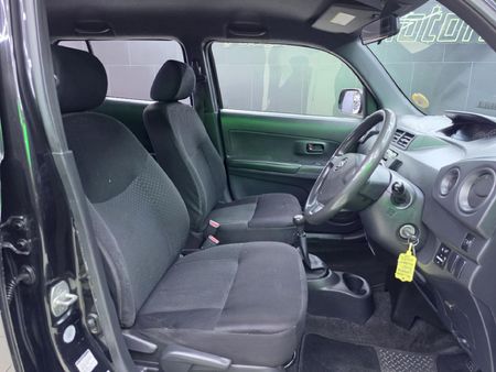 2010-Daihatsu-Materia-15_11