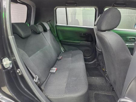 2010-Daihatsu-Materia-15_17