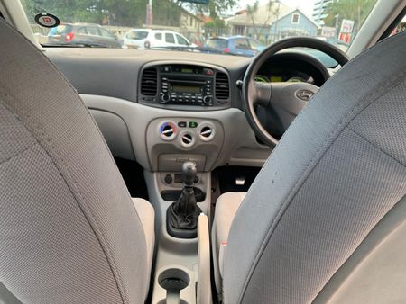 2009-Hyundai-Accent-16-GLS_9