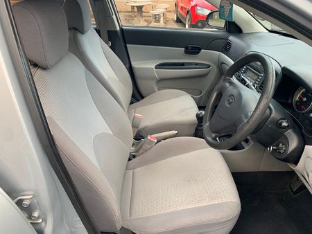 2009-Hyundai-Accent-16-GLS_11