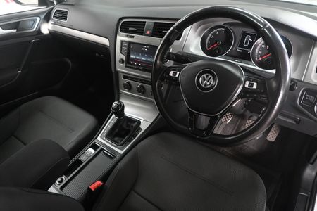 2015-Volkswagen-Golf-VII-14-TSI-Comfortline_9