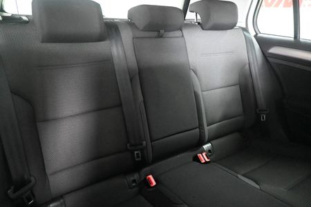 2015-Volkswagen-Golf-VII-14-TSI-Comfortline_11