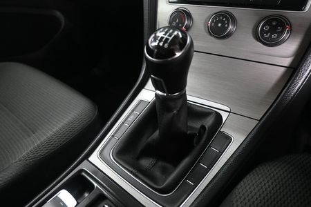 2015-Volkswagen-Golf-VII-14-TSI-Comfortline_12