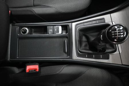 2015-Volkswagen-Golf-VII-14-TSI-Comfortline_13