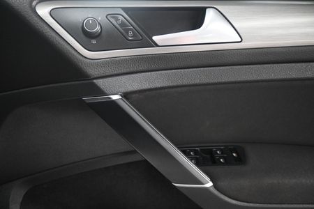 2015-Volkswagen-Golf-VII-14-TSI-Comfortline_15
