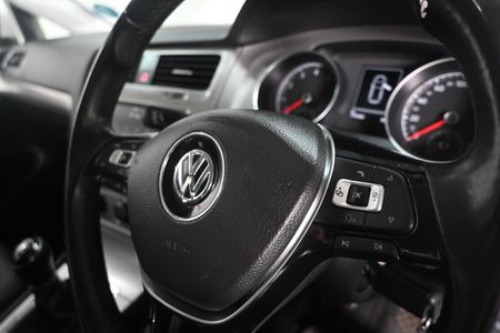 2015-Volkswagen-Golf-VII-14-TSI-Comfortline_16