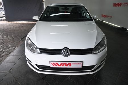 2015-Volkswagen-Golf-VII-14-TSI-Comfortline_1