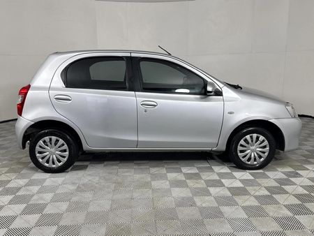 2013-Toyota-Etios-15-XS-5-dr_11
