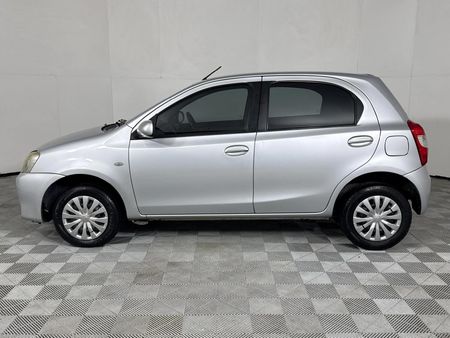 2013-Toyota-Etios-15-XS-5-dr_13