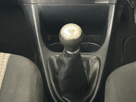 2013-Toyota-Etios-15-XS-5-dr_8