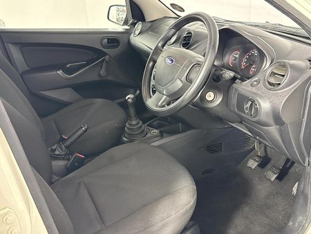 2012-Ford-Figo-14-Ambiente_9