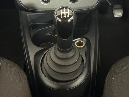 2012-Ford-Figo-14-Ambiente_10
