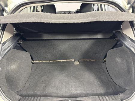 2012-Ford-Figo-14-Ambiente_13