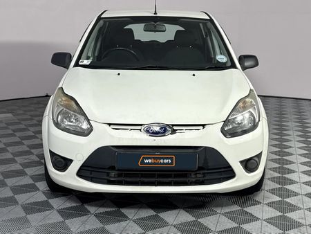 2012-Ford-Figo-14-Ambiente_14