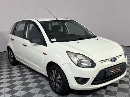 2012-Ford-Figo-14-Ambiente_15