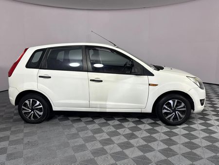 2012-Ford-Figo-14-Ambiente_16