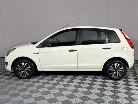 2012-Ford-Figo-14-Ambiente_18