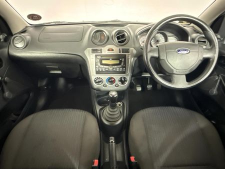 2012-Ford-Figo-14-Ambiente_1