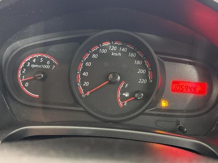 2012-Ford-Figo-14-Ambiente_2
