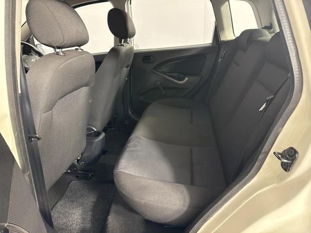 2012-Ford-Figo-14-Ambiente_3