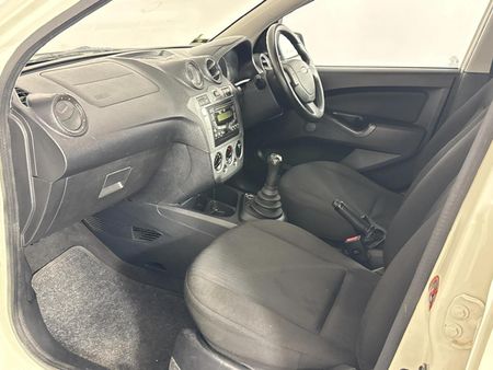 2012-Ford-Figo-14-Ambiente_8