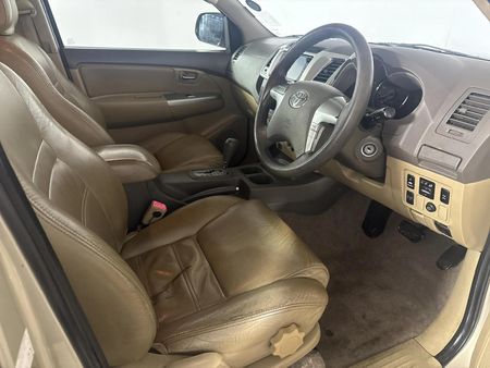 2013-Toyota-Fortuner-25-D-4D-Raised-Body-Auto_9