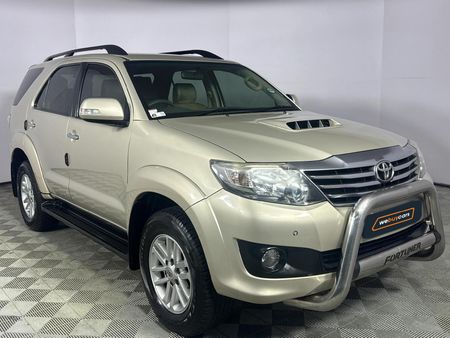 2013-Toyota-Fortuner-25-D-4D-Raised-Body-Auto_15