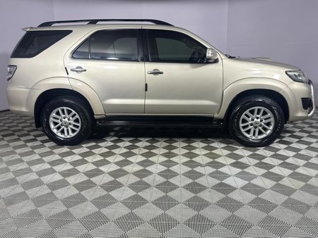 2013-Toyota-Fortuner-25-D-4D-Raised-Body-Auto_16
