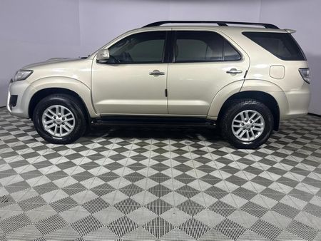 2013-Toyota-Fortuner-25-D-4D-Raised-Body-Auto_18