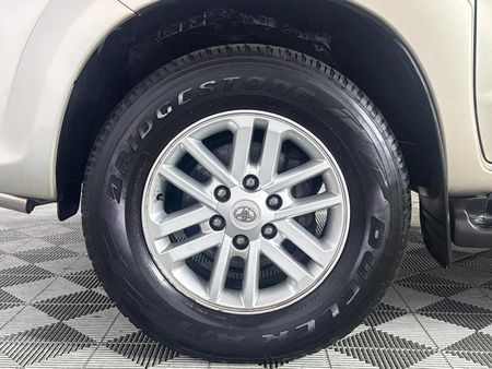 2013-Toyota-Fortuner-25-D-4D-Raised-Body-Auto_4