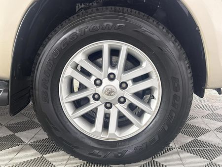 2013-Toyota-Fortuner-25-D-4D-Raised-Body-Auto_5