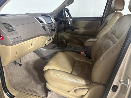 2013-Toyota-Fortuner-25-D-4D-Raised-Body-Auto_8