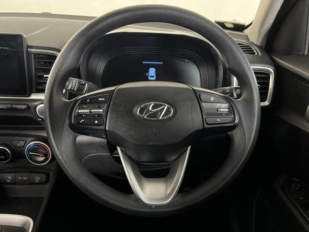 2025-Hyundai-Venue-12-Motion_10