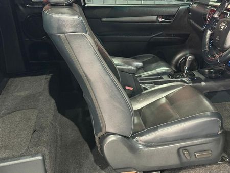 2023-Toyota-Hilux-28-GD-6-Raised-Body-Legend-4x4-Auto-Extended-Cab_13