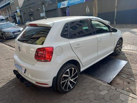 2014-Volkswagen-Polo-16-Comfortline_3