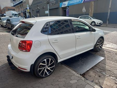 2014-Volkswagen-Polo-16-Comfortline_4