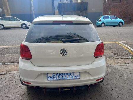 2014-Volkswagen-Polo-16-Comfortline_5