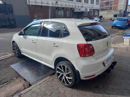 2014-Volkswagen-Polo-16-Comfortline_6