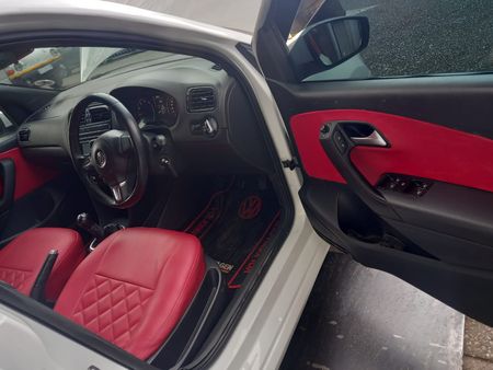 2014-Volkswagen-Polo-16-Comfortline_8