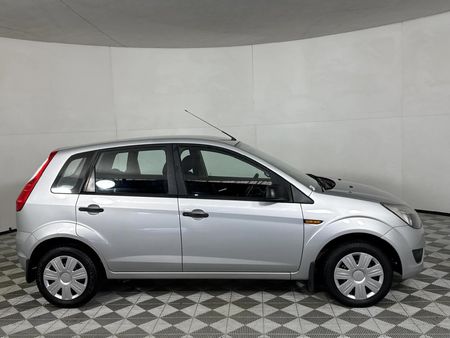 2011-Ford-Figo-14-Ambiente_10