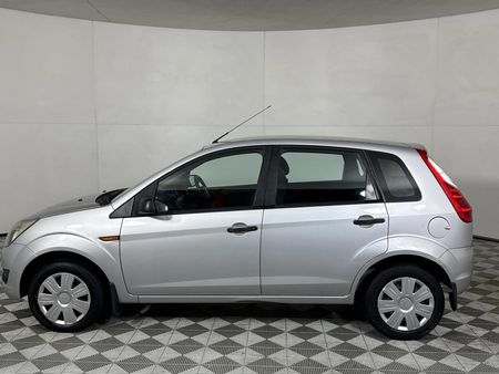 2011-Ford-Figo-14-Ambiente_12