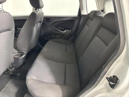 2011-Ford-Figo-14-Ambiente_2